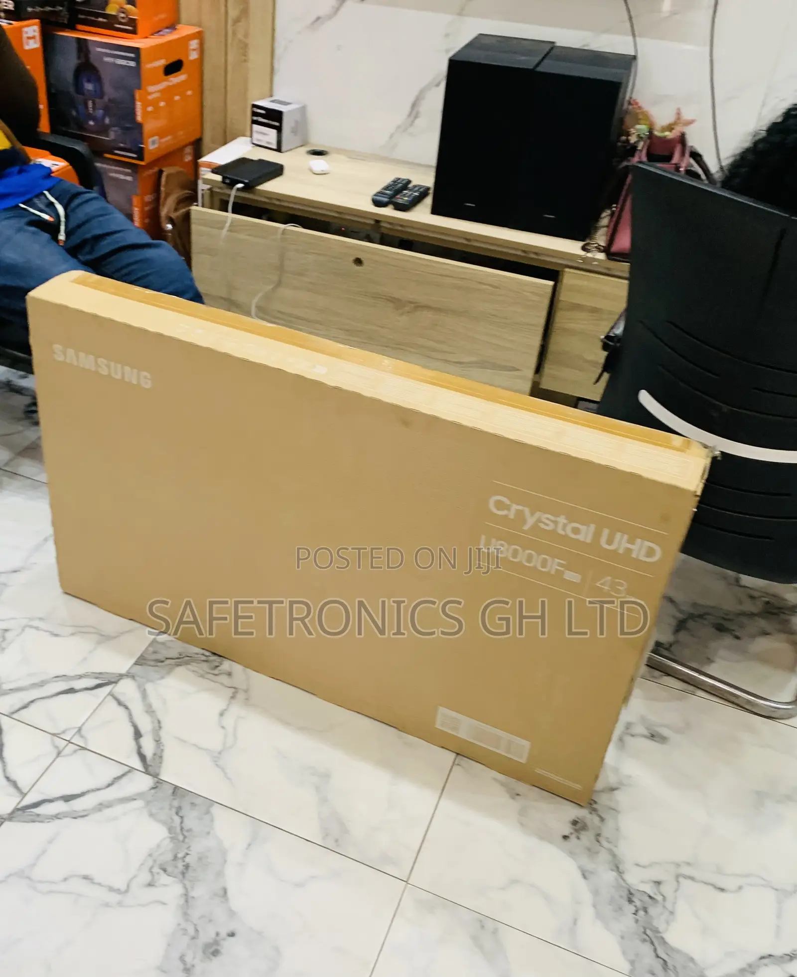 Design Sleek Samsung 43′′ Crystal UHD Series 43U8072F TV (2025)