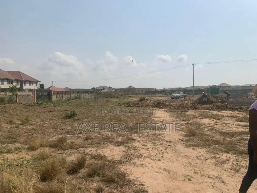 Spacious Plots With Generous Size: Tema Comm.25