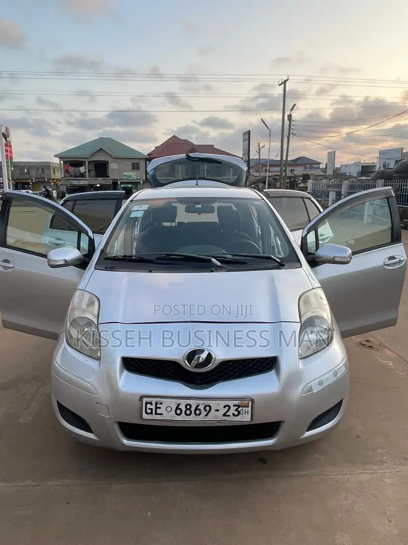 Toyota Vitz 2010 Silver