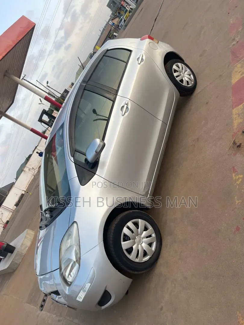Toyota Vitz 2010 Silver