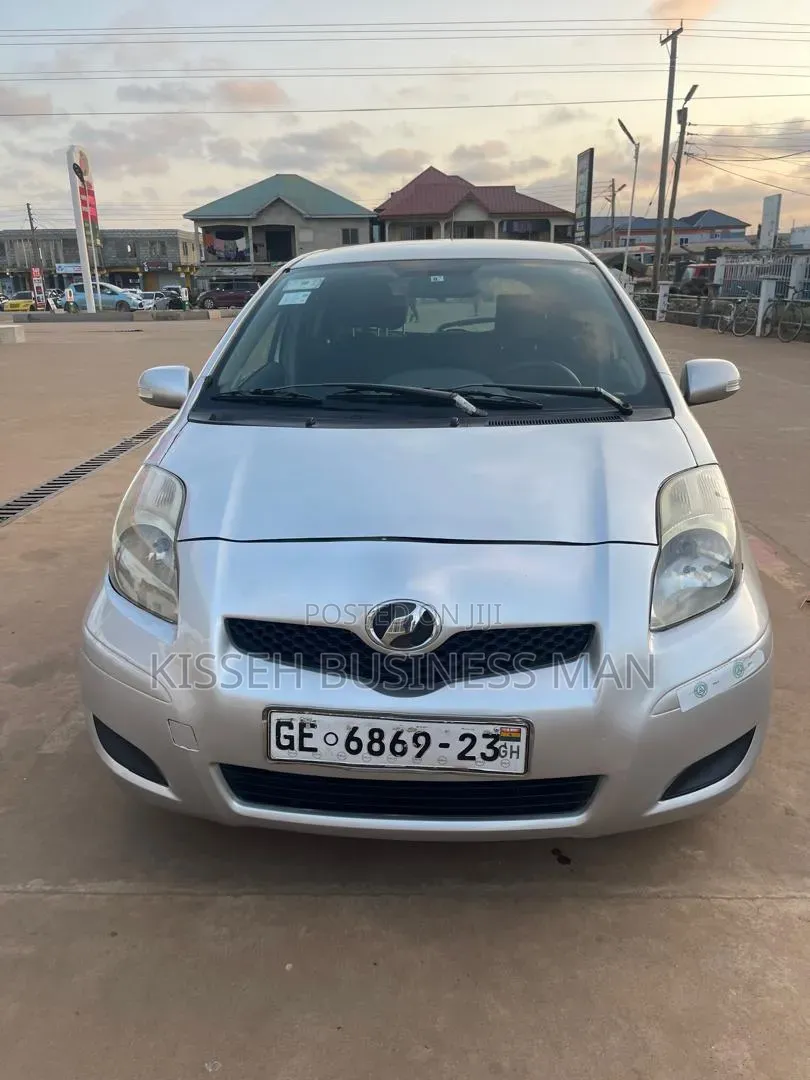 Toyota Vitz 2010 Silver