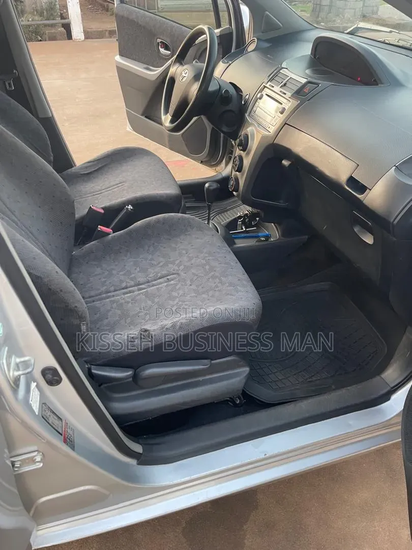Toyota Vitz 2010 Silver