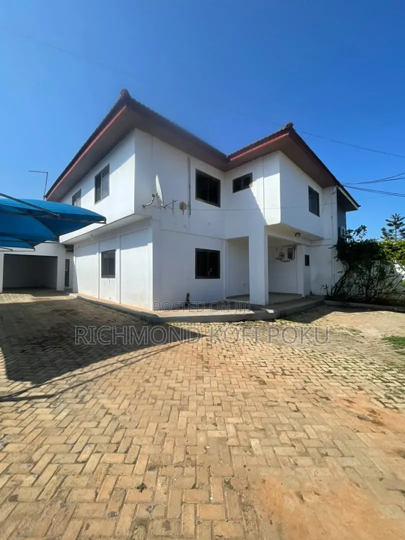 4bdrm Apartment in Kofis Realty, Sakumono for rent