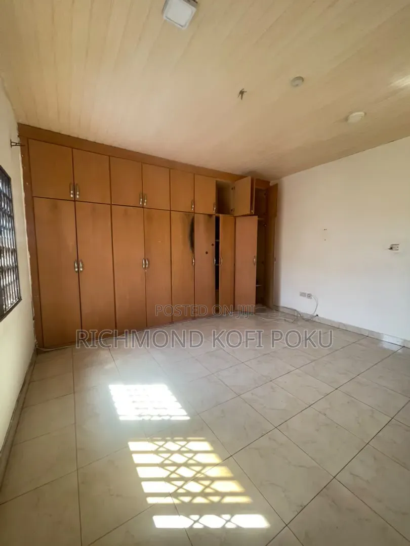 4bdrm Apartment in Kofis Realty, Sakumono for rent