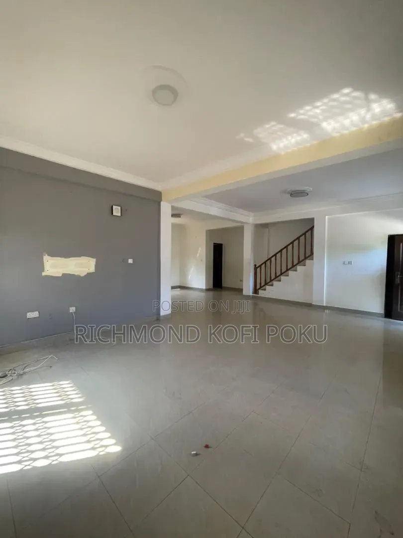 4bdrm Apartment in Kofis Realty, Sakumono for rent