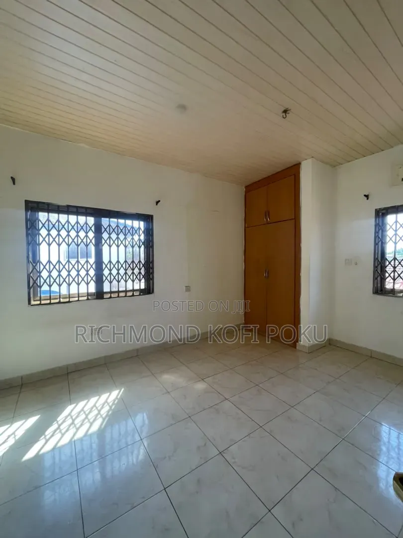 4bdrm Apartment in Kofis Realty, Sakumono for rent