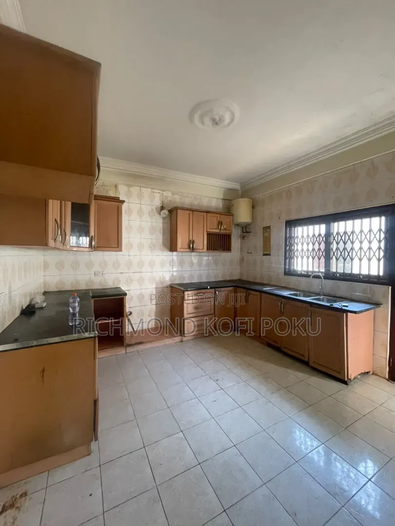4bdrm Apartment in Kofis Realty, Sakumono for rent