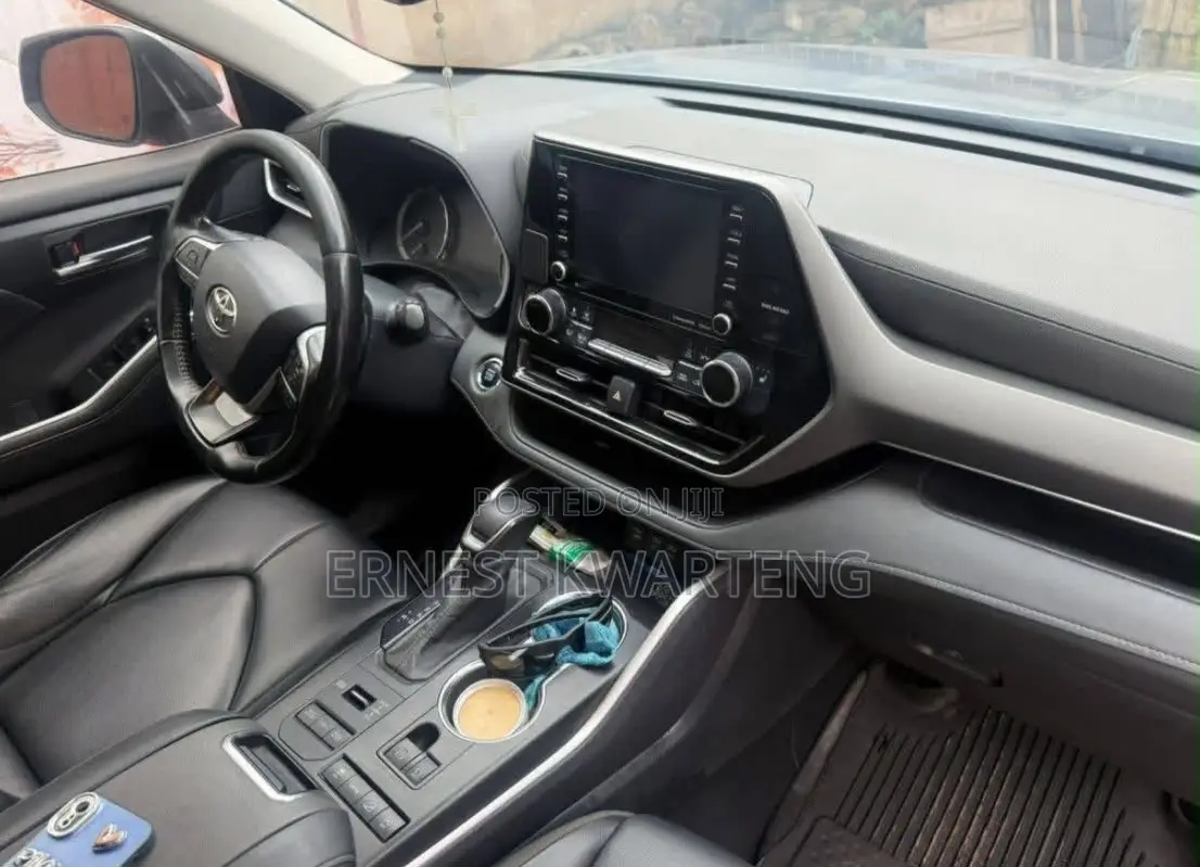 Toyota Highlander 2022 Silver