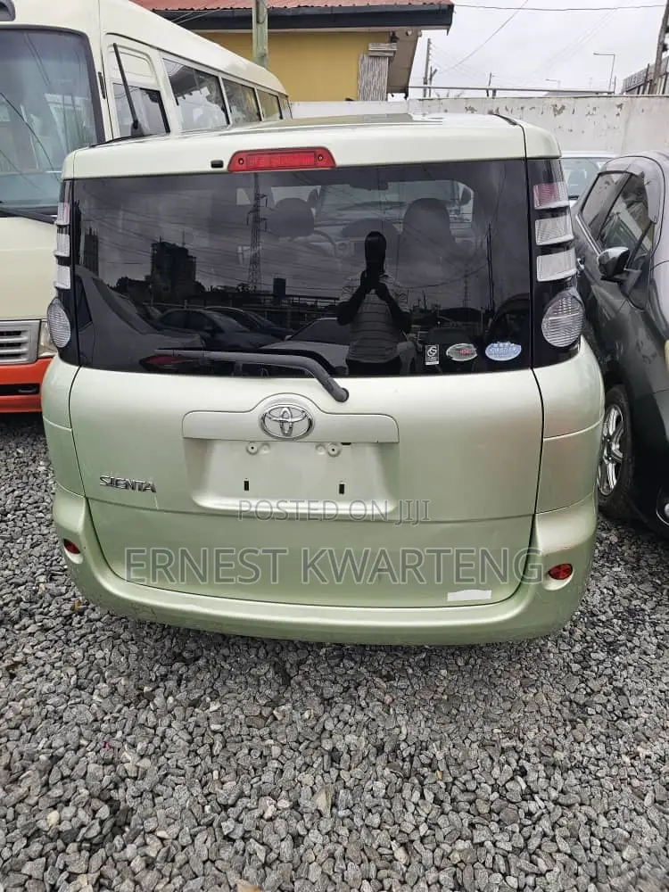 Toyota Sienta 2011 Green