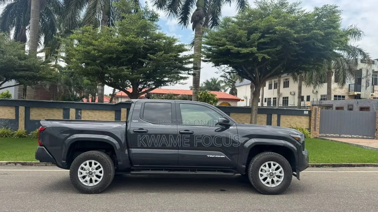 Toyota Tacoma SR5 Double Cab 5.0 ft. SB 2025 Gray