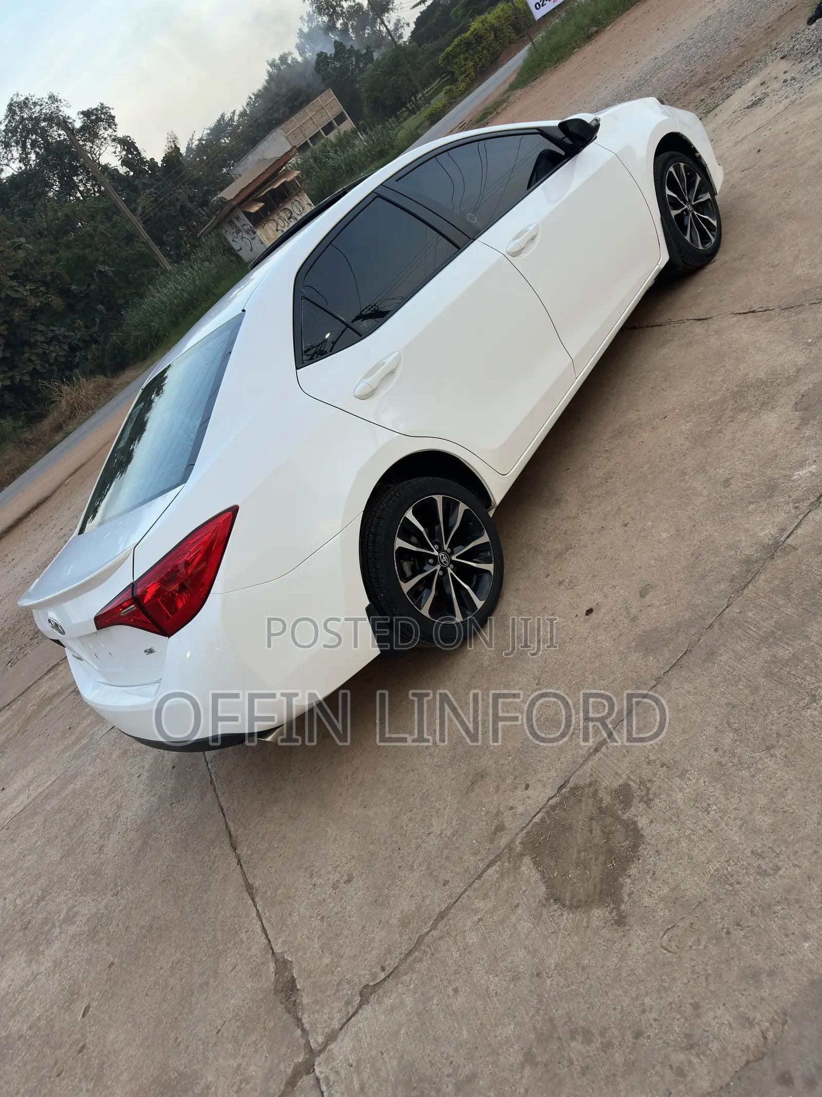 Toyota Corolla SE (1.8L 4cyl 2A) 2018 White
