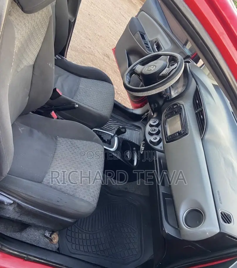 Toyota Yaris SE Hatchback 5dr 2016 Red