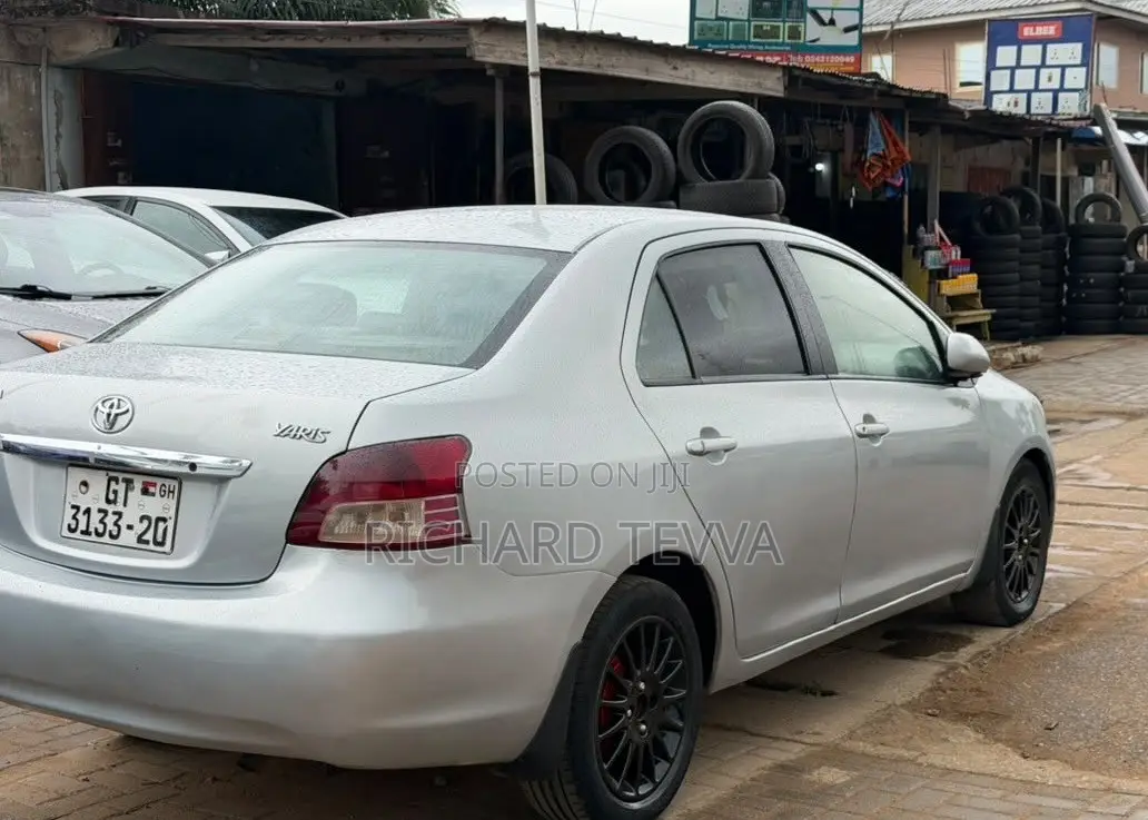 Toyota Yaris Base Sedan 4dr 2010 Silver