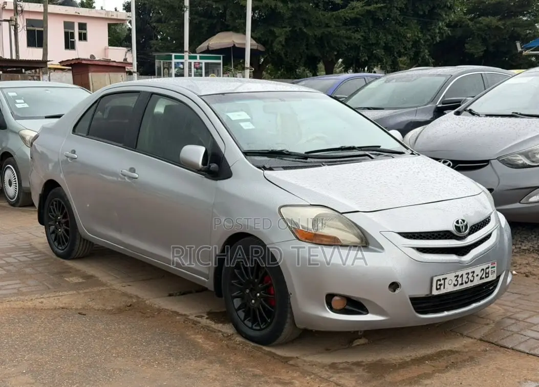 Toyota Yaris Base Sedan 4dr 2010 Silver