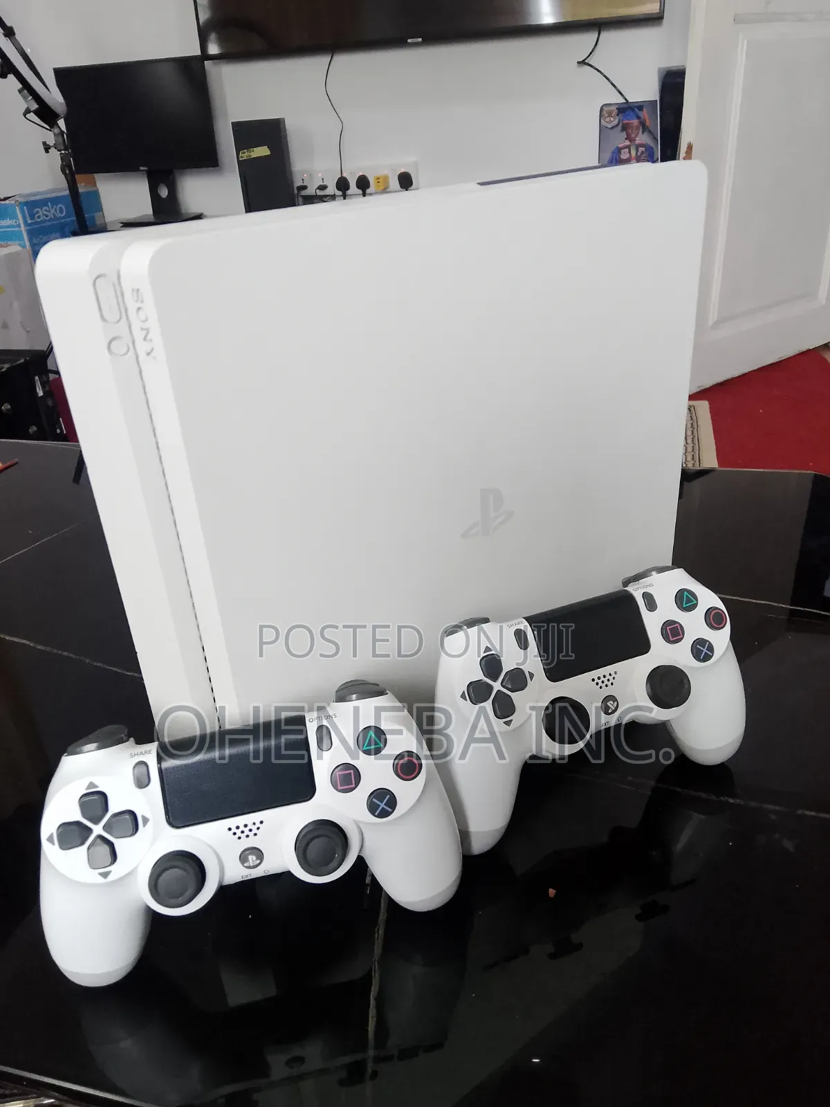 Special Edition PS4 Slim 1TB + Games + 2 Controllers