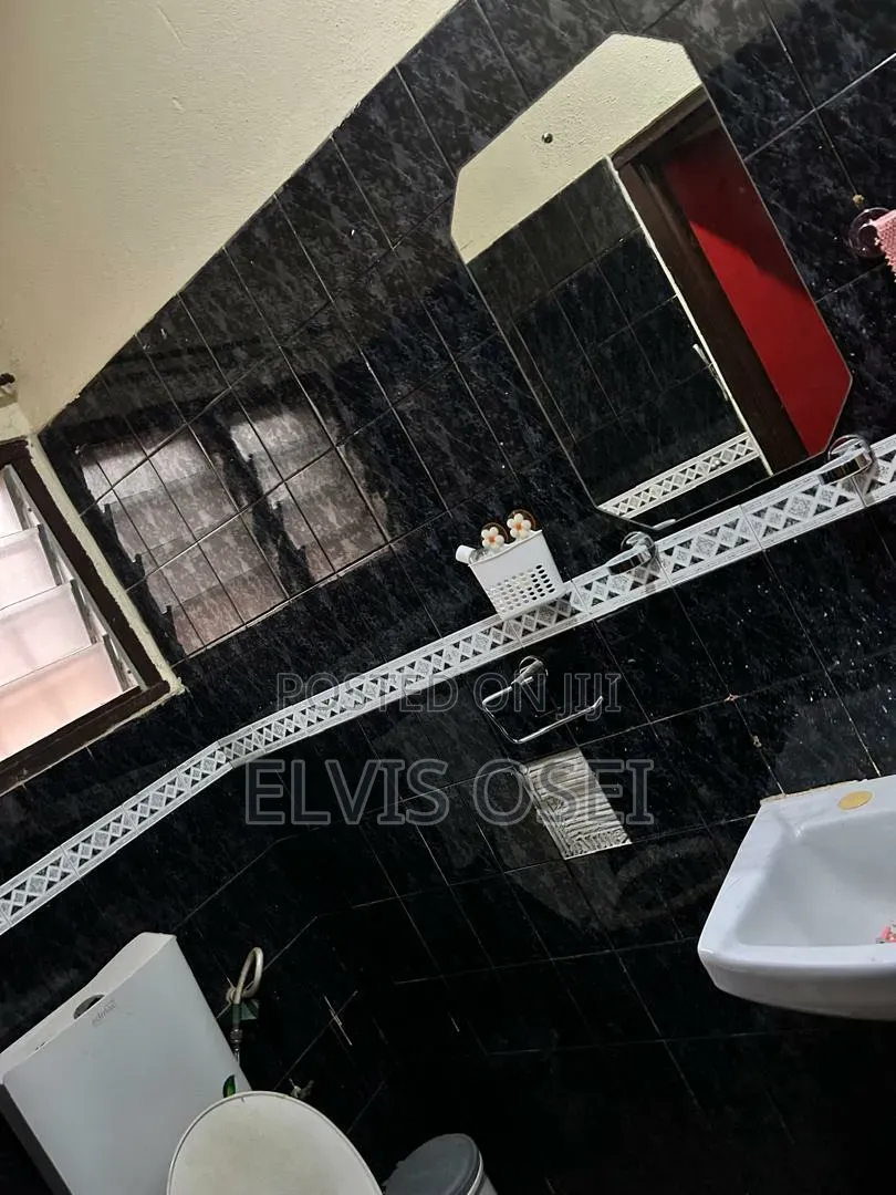 10bdrm House in Menskrom Macharty, Accra Metropolitan for sale