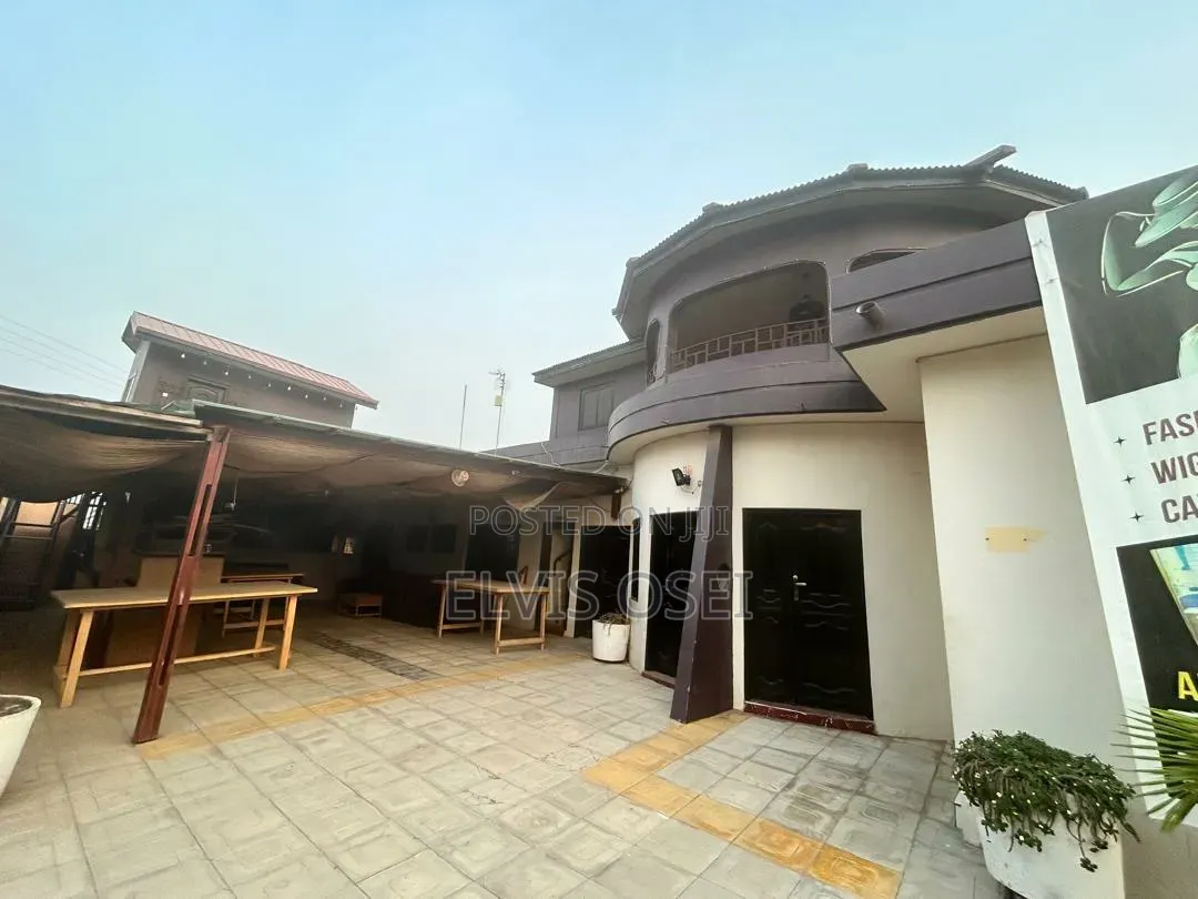 10bdrm House in Menskrom Macharty, Accra Metropolitan for sale