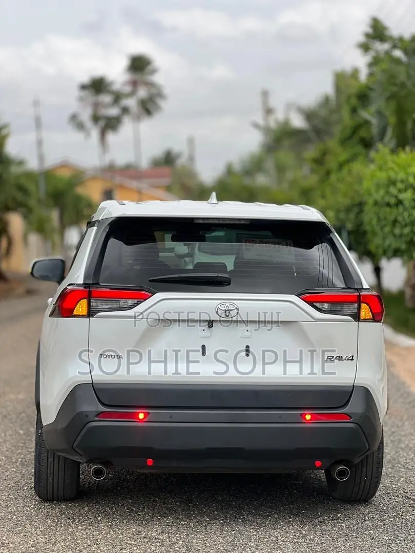 Toyota RAV4 XLE 2021 White
