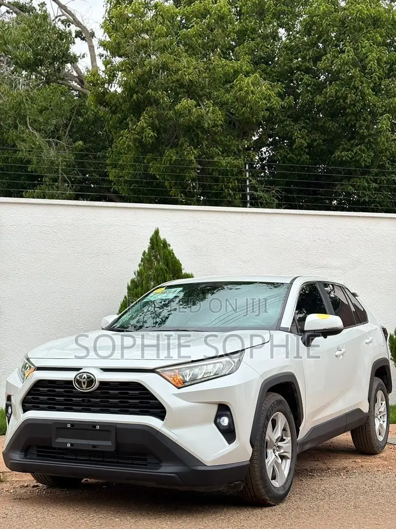Toyota RAV4 XLE 2021 White