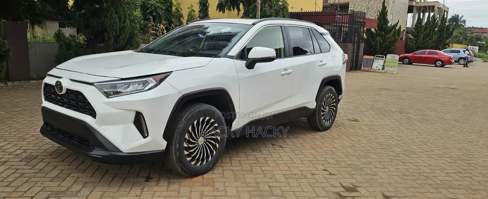 Toyota RAV4 XLE 2021 White