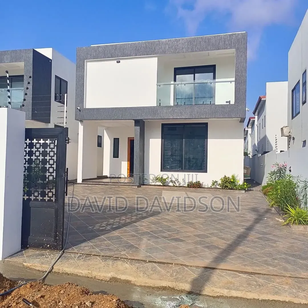4bdrm Mansion in 4 Bedroom With, Tema Metropolitan for sale