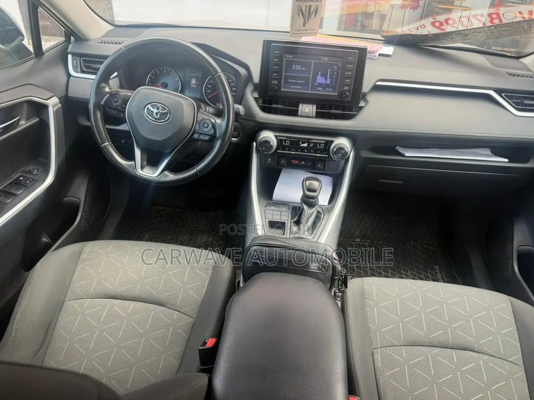 Toyota RAV4 XLE AWD 2020 Silver