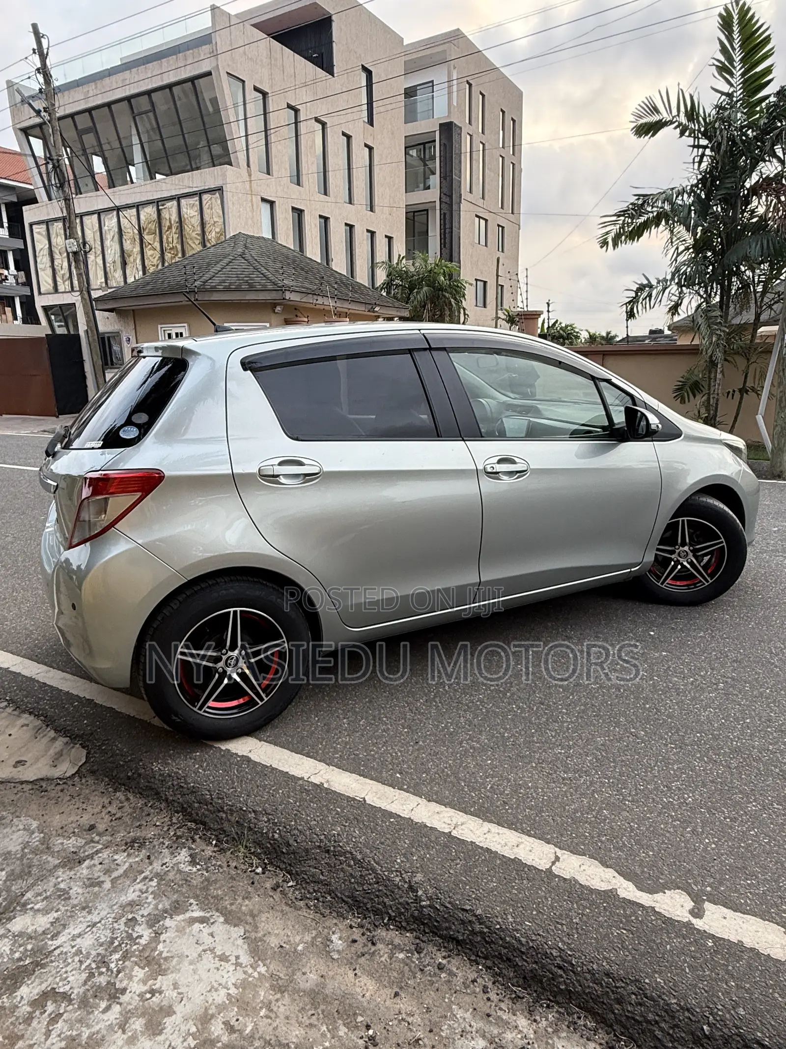 Toyota Vitz 1.3 FWD 3dr 2011 Green