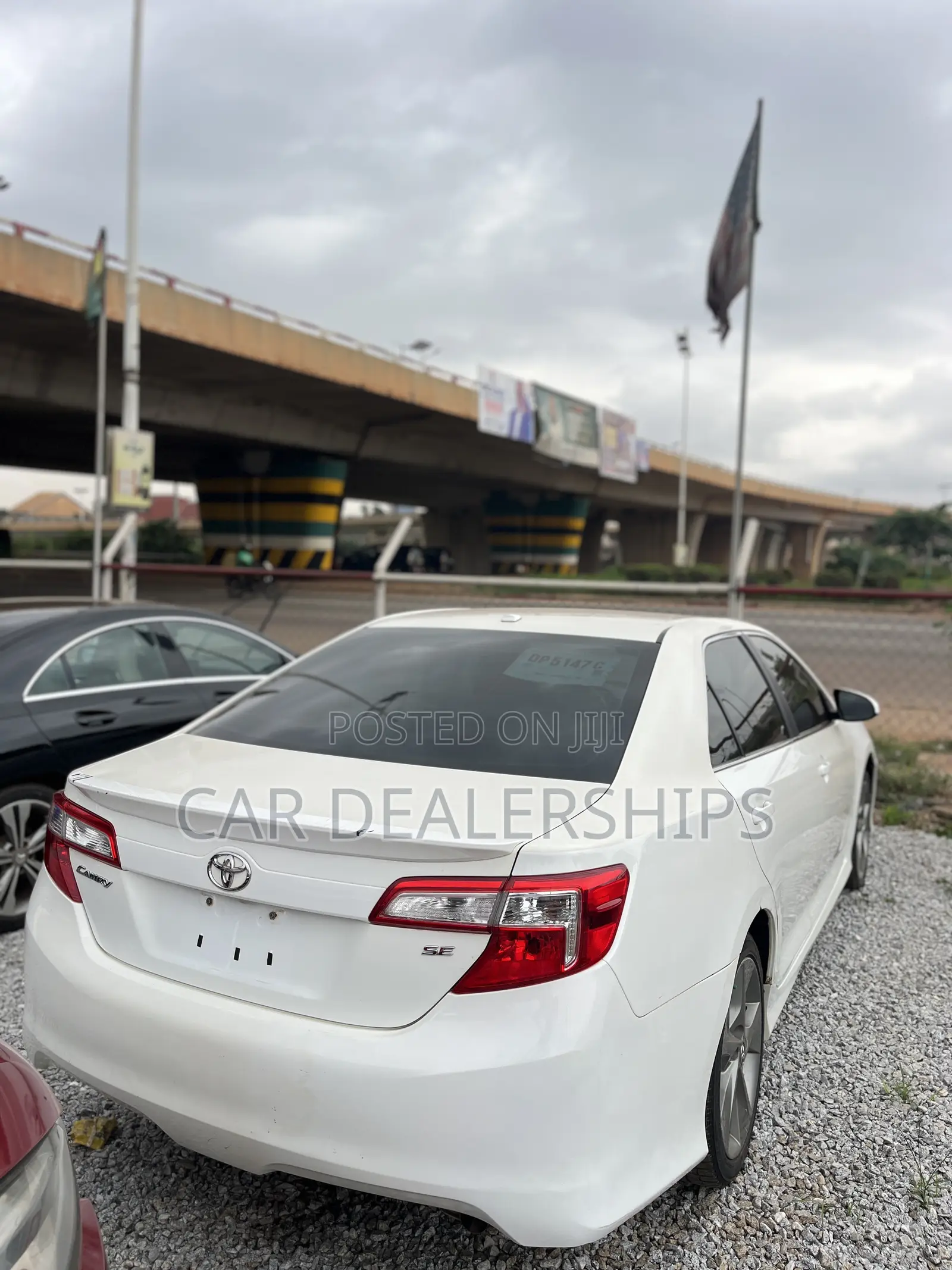 Toyota Camry SE 4dr Sedan (2.5L 4cyl 6A) 2014 White