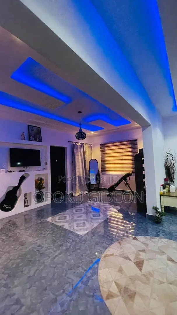 6bdrm Mansion in Afuaman, Manhean for sale