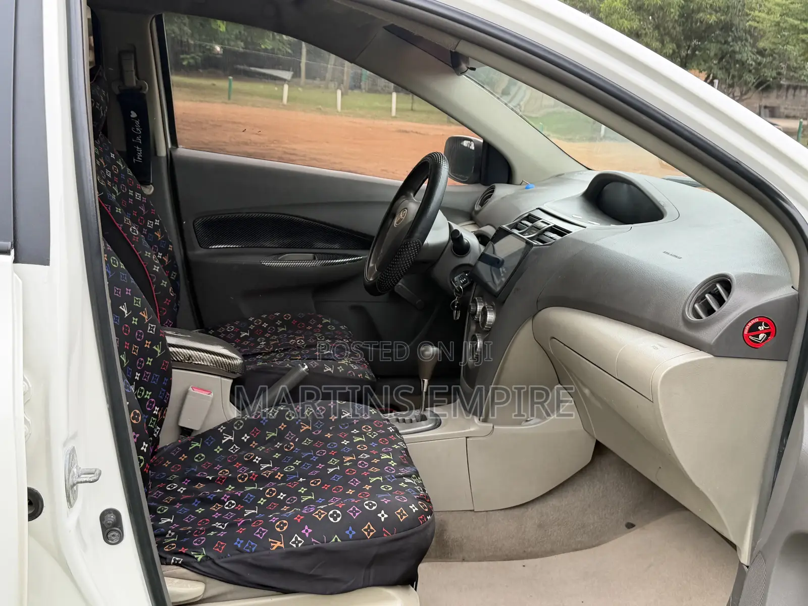 Toyota Yaris Base Sedan 4dr 2010 White