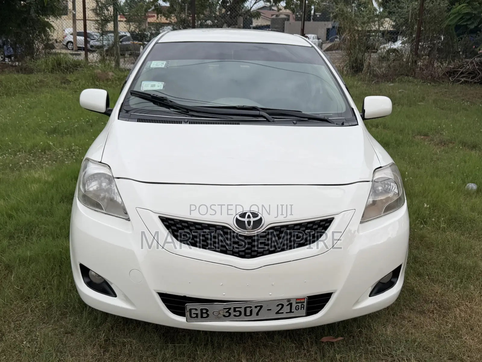 Toyota Yaris Base Sedan 4dr 2010 White
