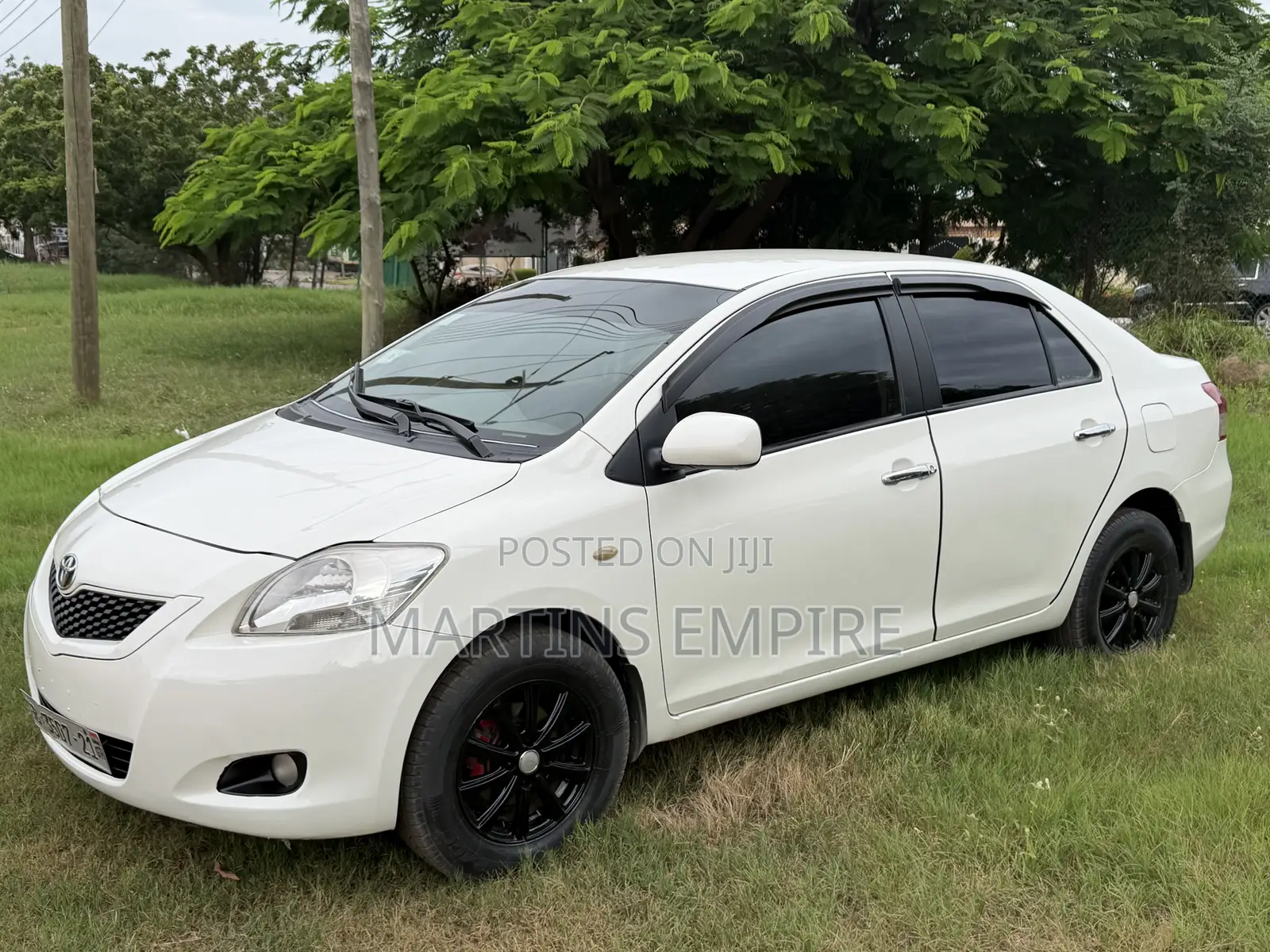 Toyota Yaris Base Sedan 4dr 2010 White
