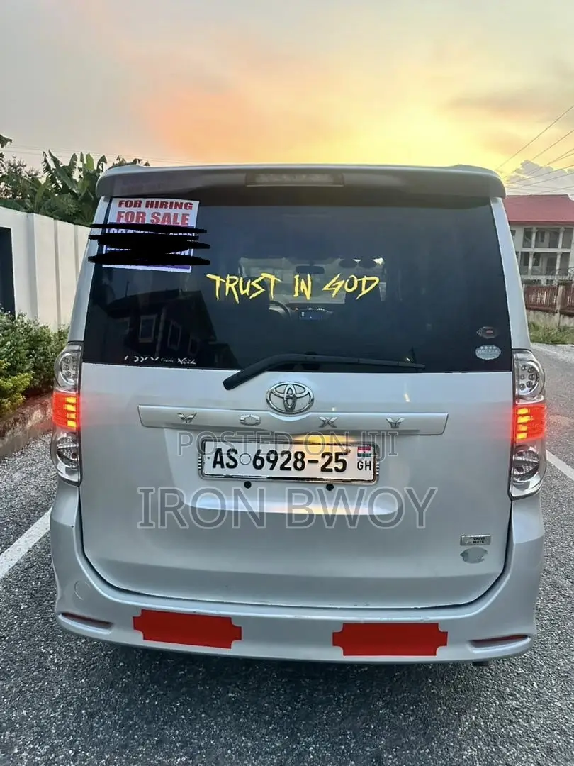 Toyota Voxy X 4WD 8-Seater 2010 Silver
