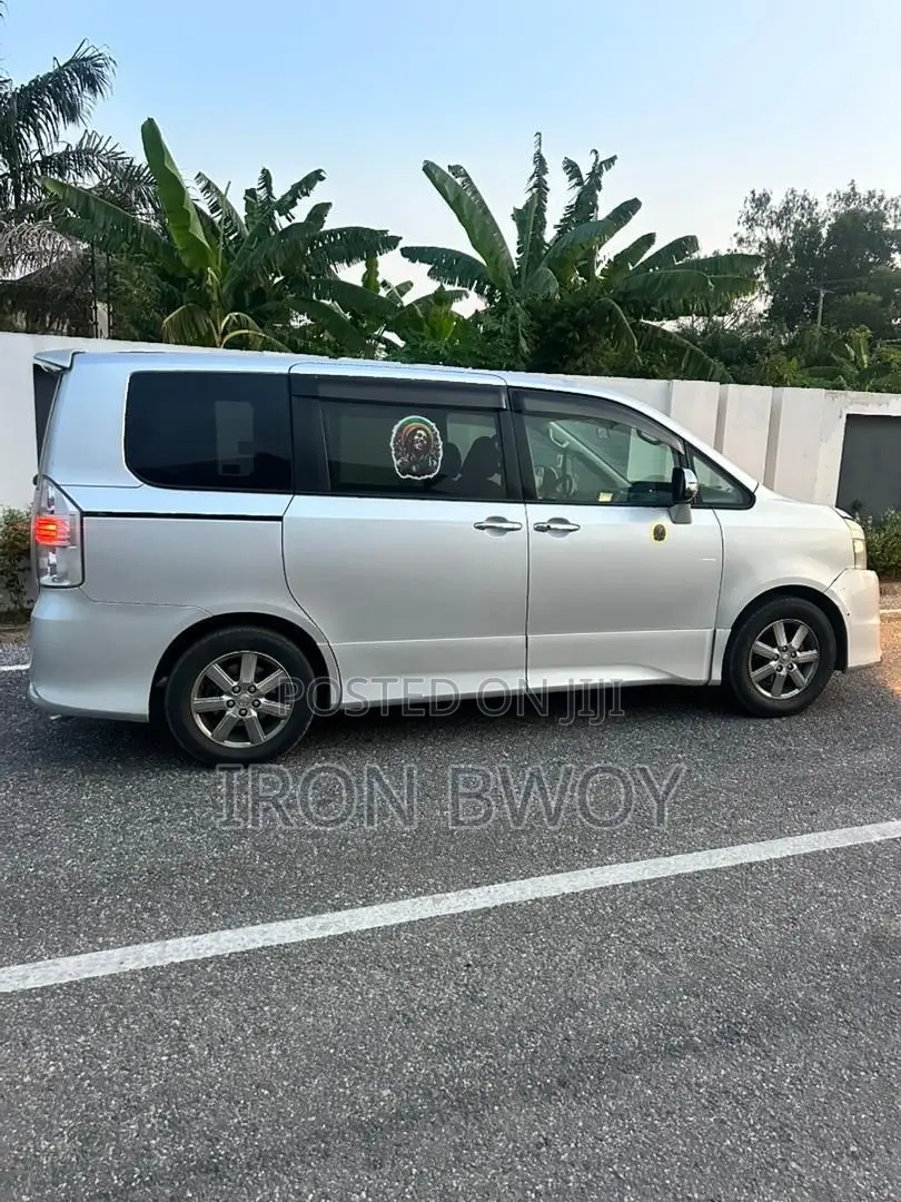 Toyota Voxy X 4WD 8-Seater 2010 Silver
