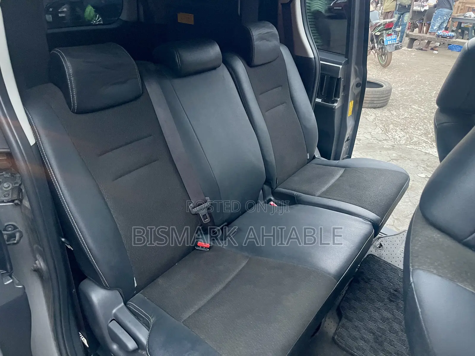 Toyota Voxy V 2WD 8-Seater 2013 Ivory