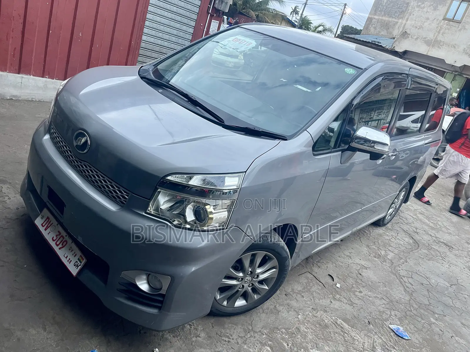 Toyota Voxy V 2WD 8-Seater 2013 Ivory