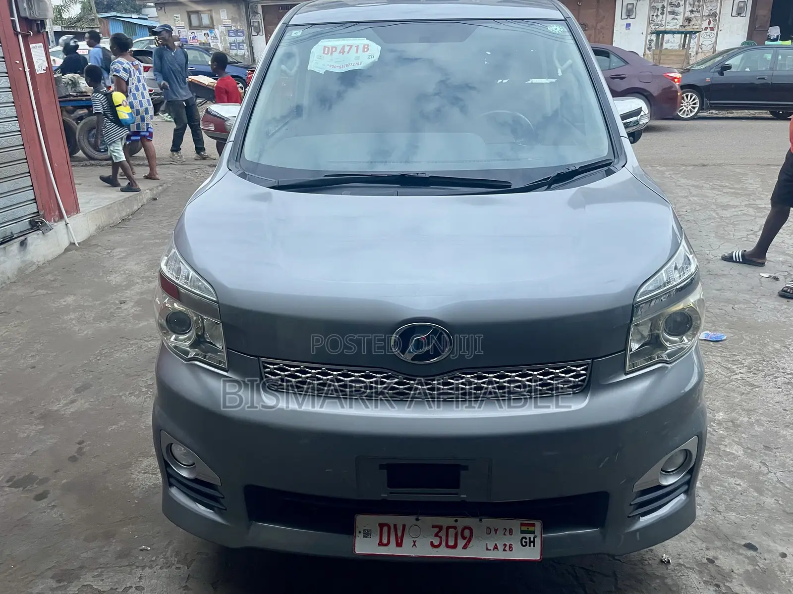 Toyota Voxy V 2WD 8-Seater 2013 Ivory