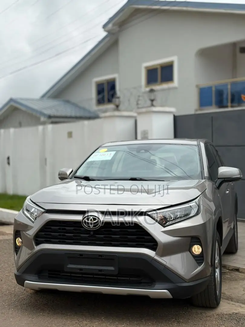 Toyota RAV4 XLE 2022 Gray