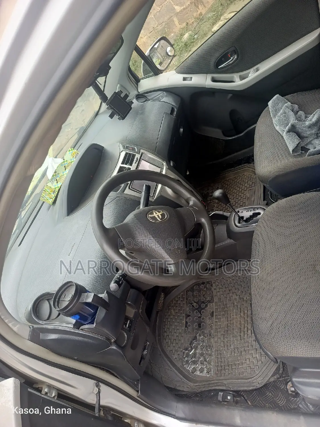 Toyota Vitz 2009 Silver