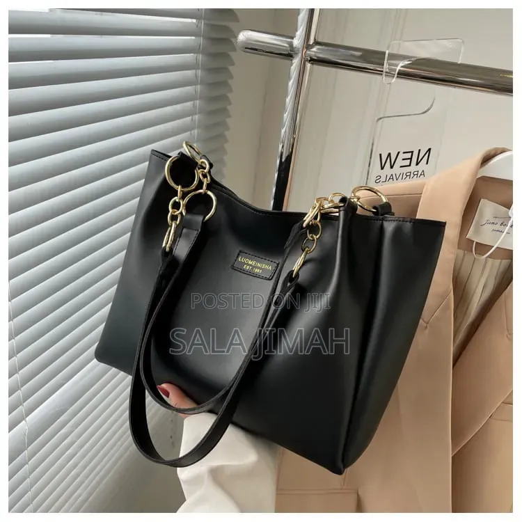 :
Elegant Black Ladies Handbag – Stylish & Spacious