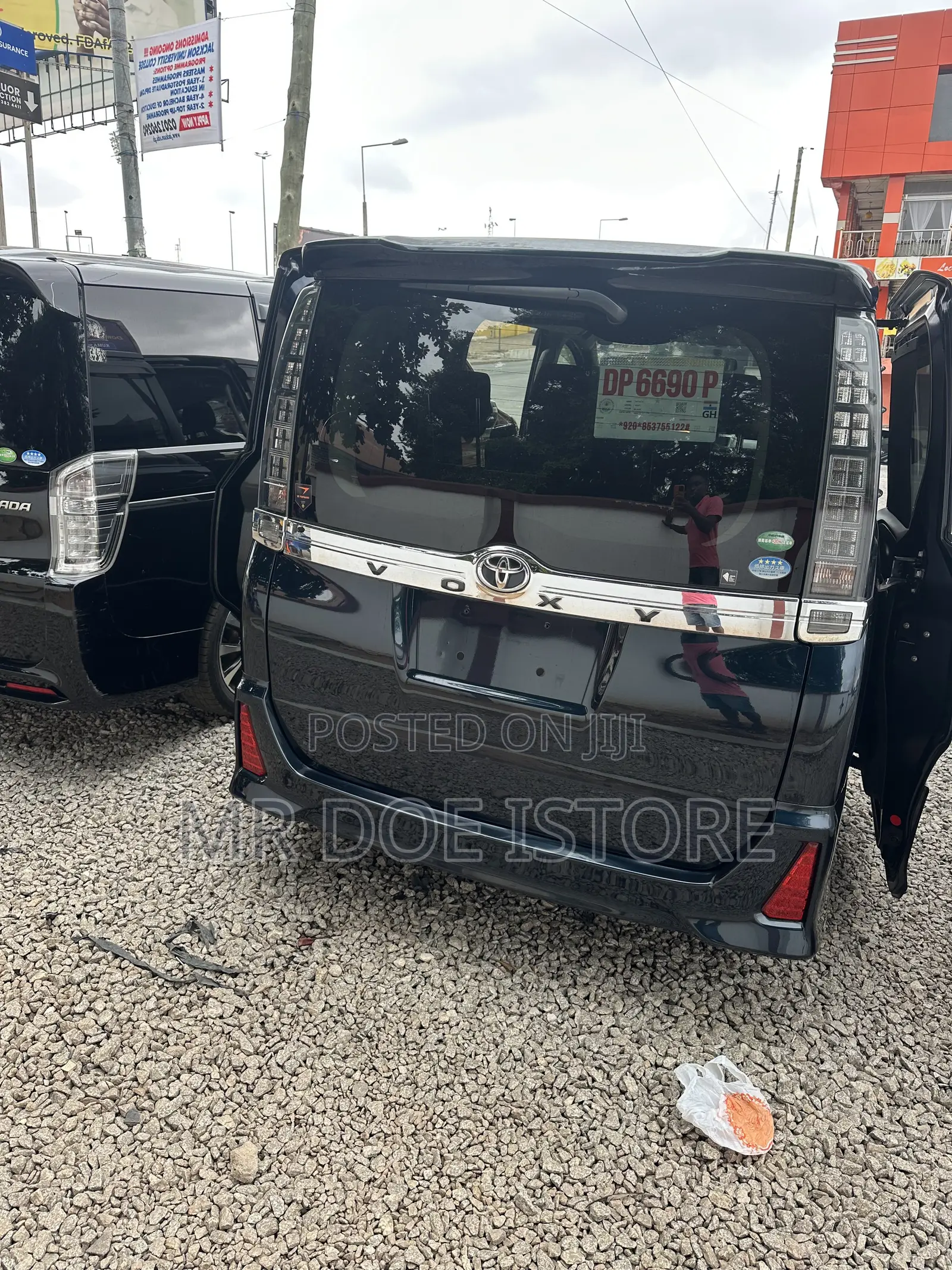 Toyota Voxy X Side Lift-Up Tilt Seat 4WD 7-Seater 2015 Black