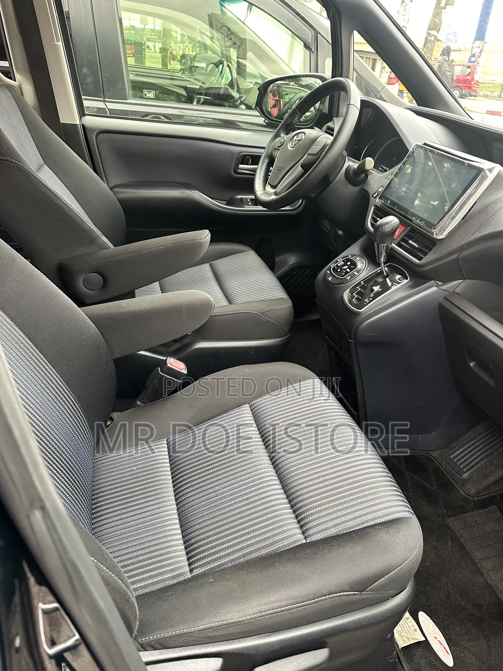 Toyota Voxy X Side Lift-Up Tilt Seat 4WD 7-Seater 2015 Black
