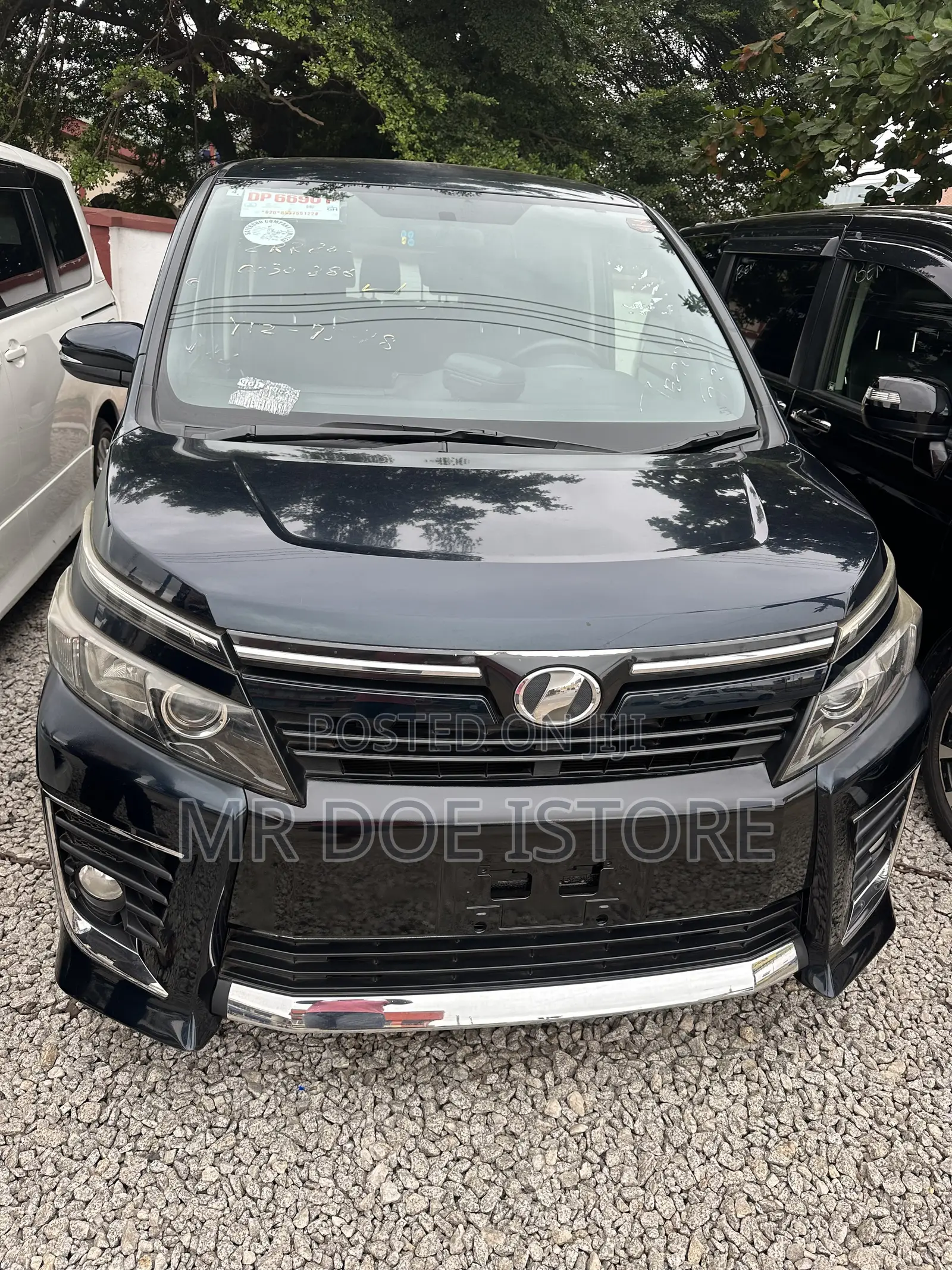 Toyota Voxy X Side Lift-Up Tilt Seat 4WD 7-Seater 2015 Black