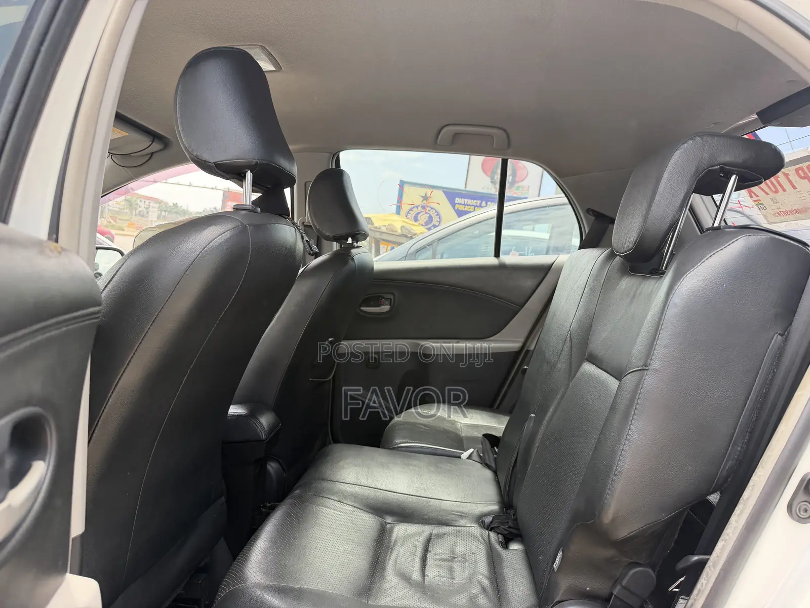 Toyota Yaris Base Sedan 4dr 2010 White