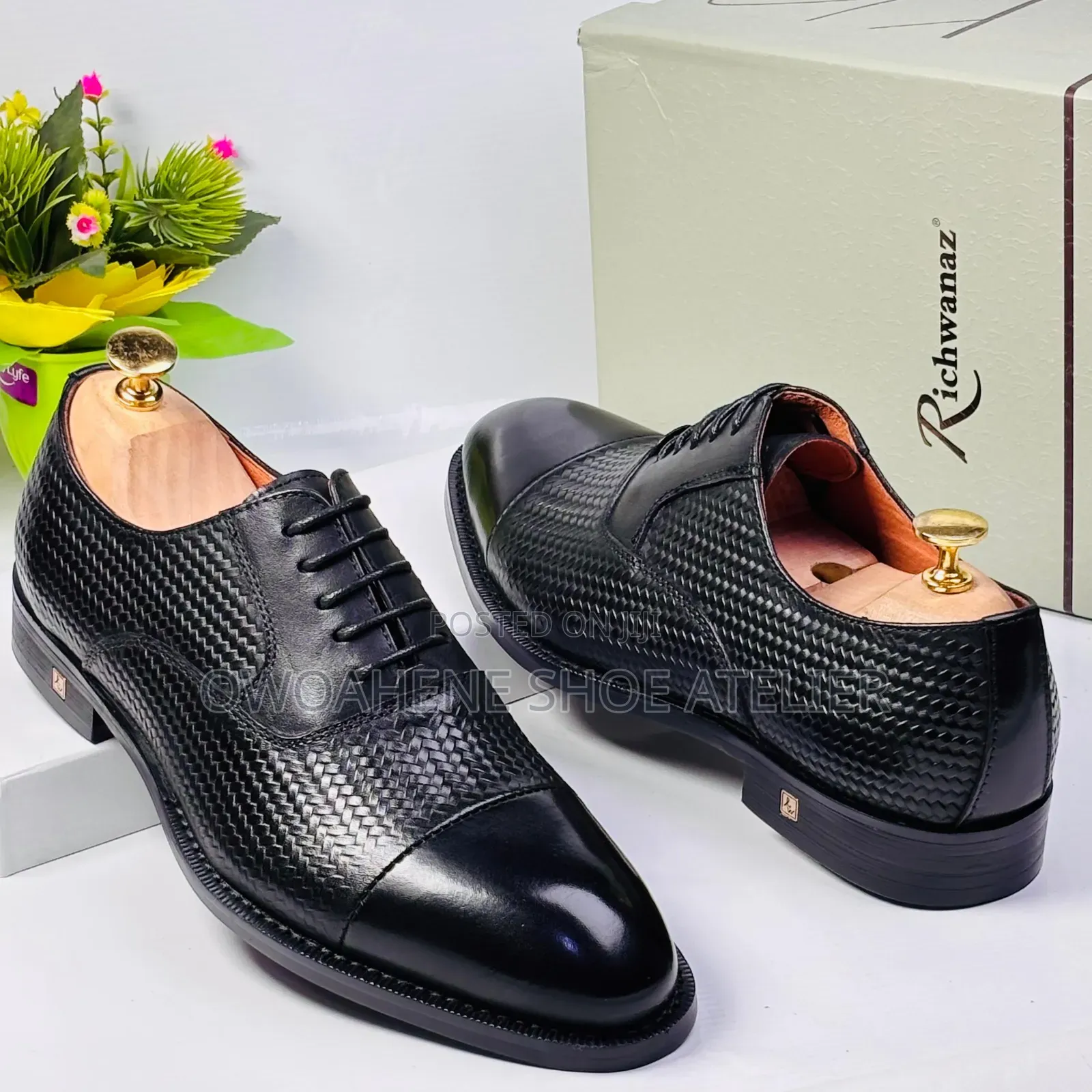 Men's Black Textured Leather Cap-Toe Oxford Dress Shoes.