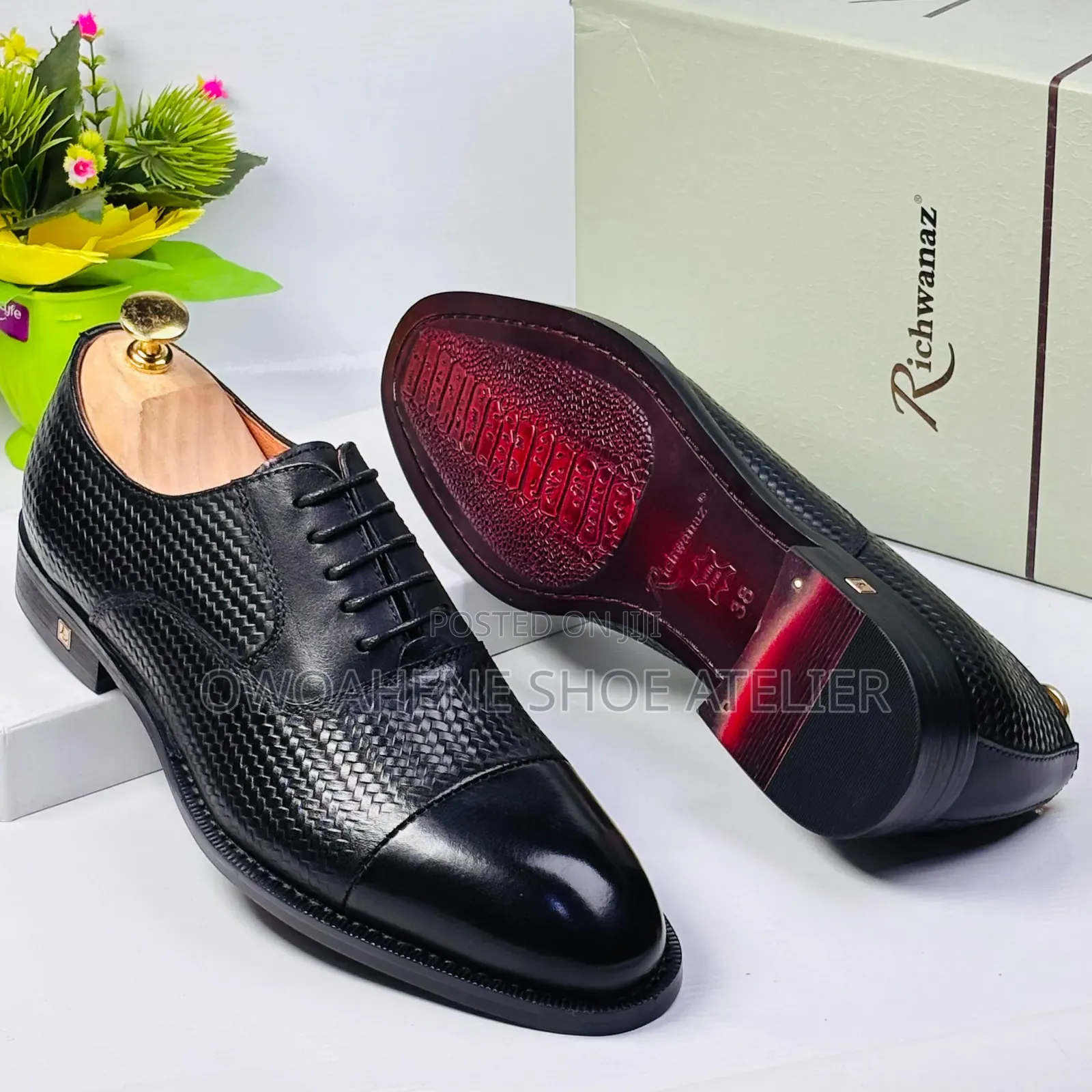 Men's Black Textured Leather Cap-Toe Oxford Dress Shoes.