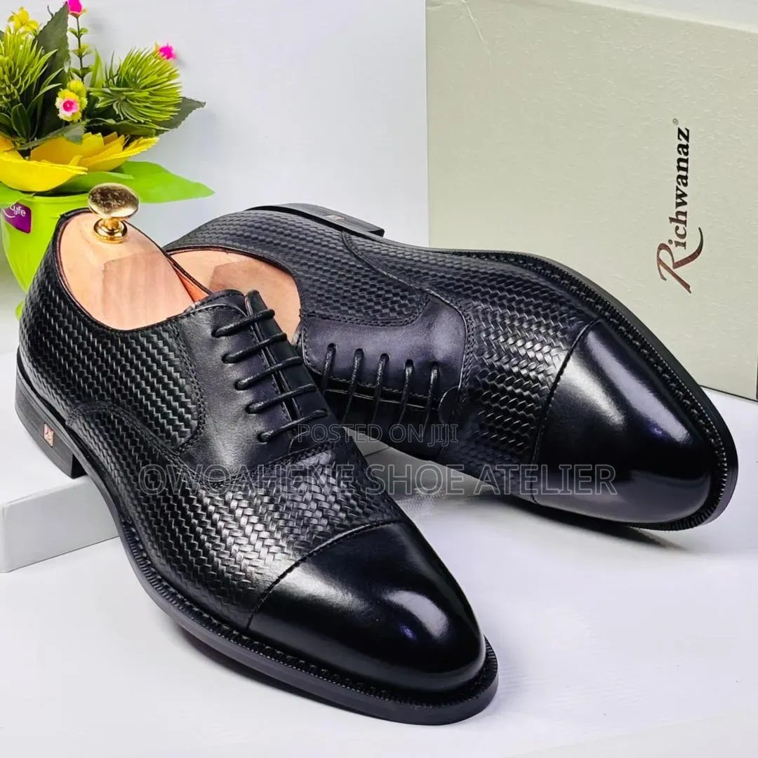 Men's Black Textured Leather Cap-Toe Oxford Dress Shoes.