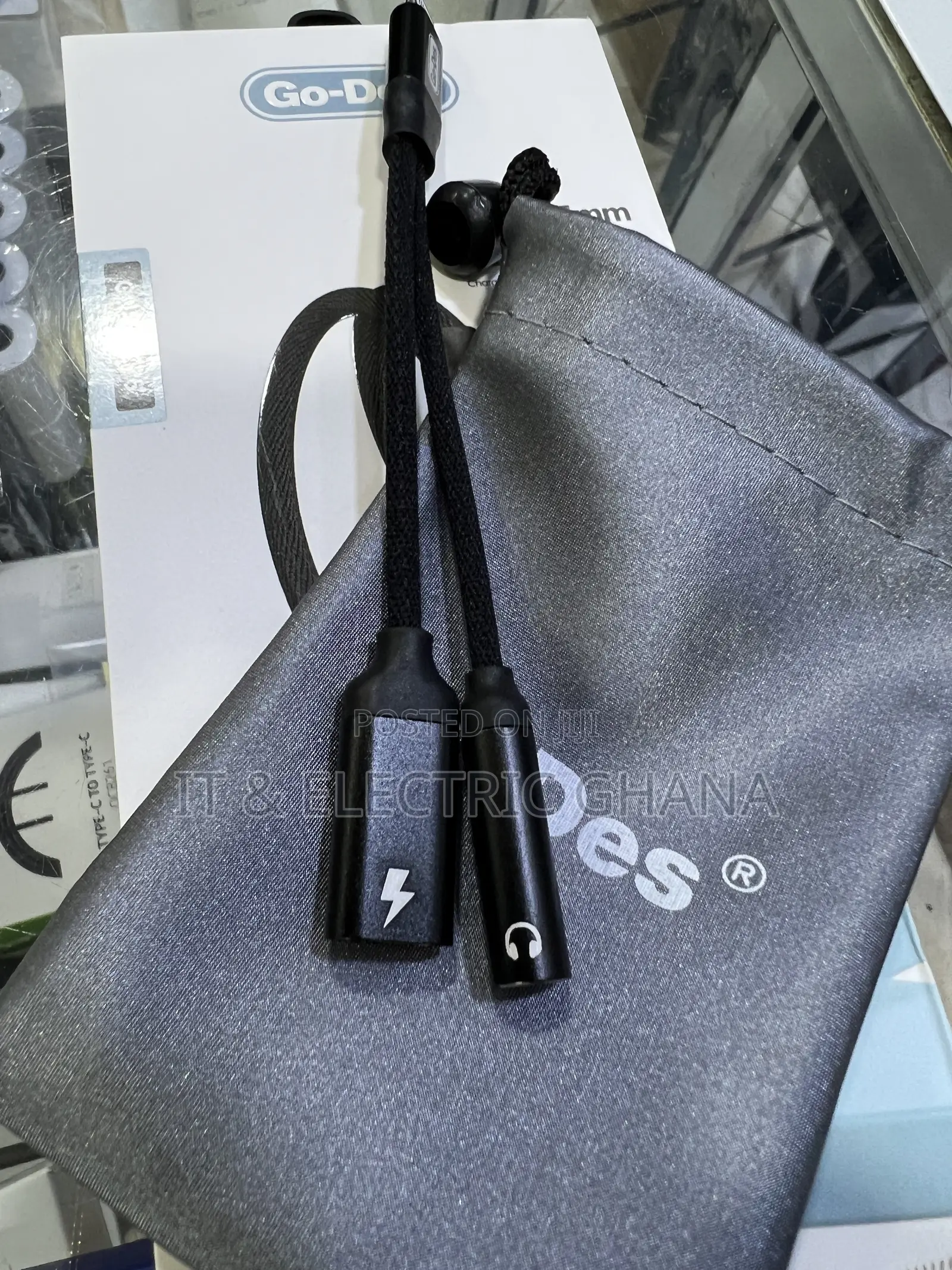 Lighting to 3.5mm Jack Adapter