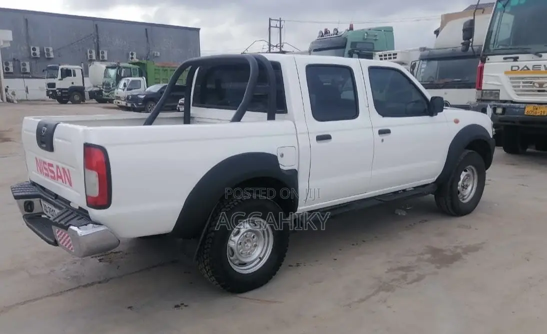 Nissan Hardbody 2010 White