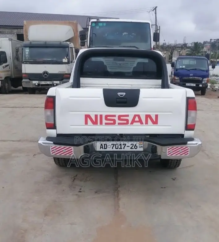 Nissan Hardbody 2010 White